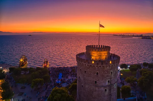 Flygfoto över berömda White Tower of Thessaloniki vid solnedgången, Gre — Stockfoto