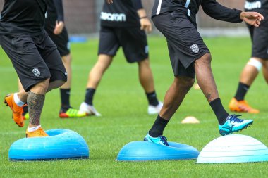 Paok oyuncularının ayakları ve futbol antrenman ekipmanları 
