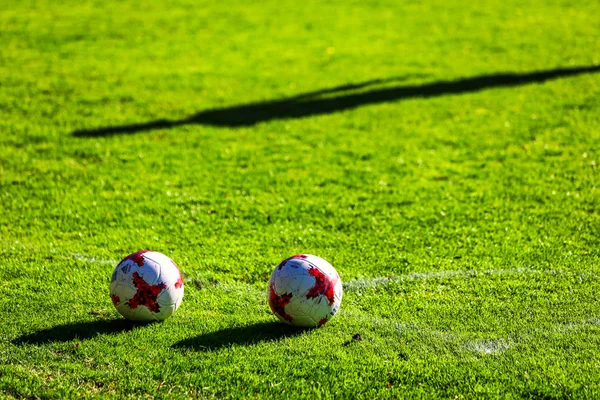 Pelota de fútbol en el campo de fútbol durante el entrenamiento — Foto de Stock