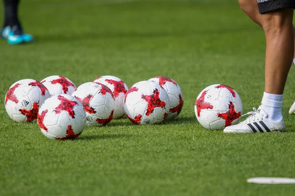 Primer plano de la pelota de fútbol y pies del jugador durante el entrenamiento —  Fotos de Stock