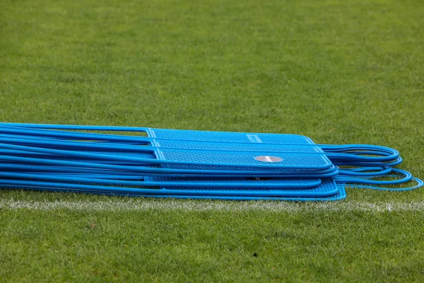 Calcio (calcio), manichini da allenamento sul campo verde della st — Foto Stock