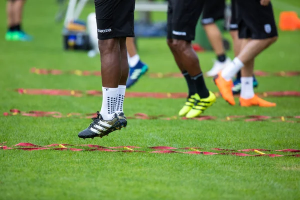 Les pieds des joueurs PAOK et de l'équipement d'entraînement de football pendant — Photo