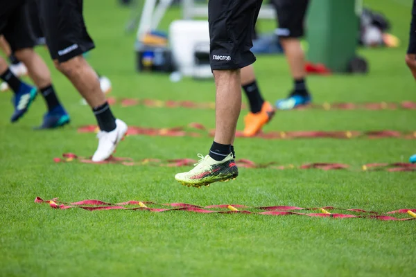 Paok oyuncularının ayakları ve futbol antrenman ekipmanları 
