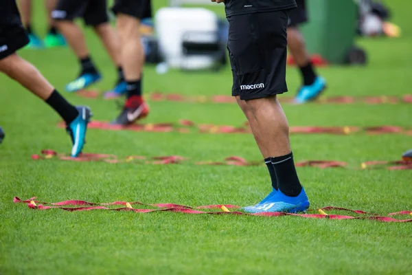 Les pieds des joueurs PAOK et de l'équipement d'entraînement de football pendant — Photo