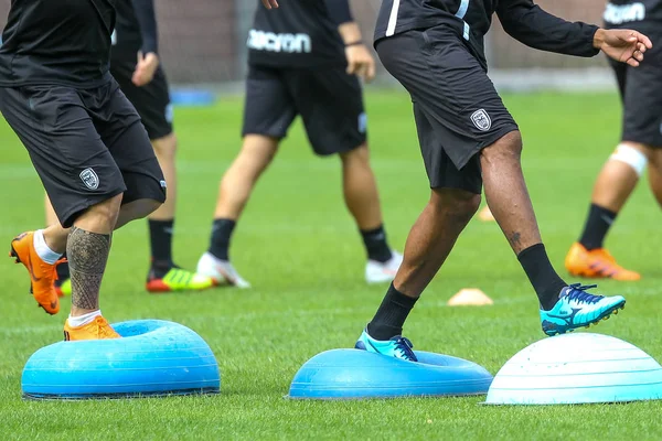 Les pieds des joueurs PAOK et de l'équipement d'entraînement de football pendant — Photo