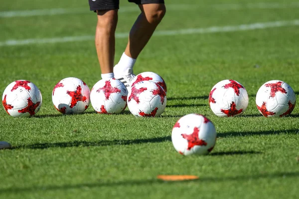 Primo piano del pallone da calcio e dei piedi del giocatore durante l'allenamento — Foto Stock