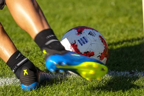 Primer plano de la pelota de fútbol y pies del jugador durante el entrenamiento — Foto de Stock