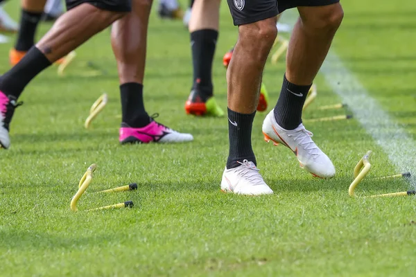 Die Füße von Paok-Spielern und Fußballtrainingsgeräte während — Stockfoto