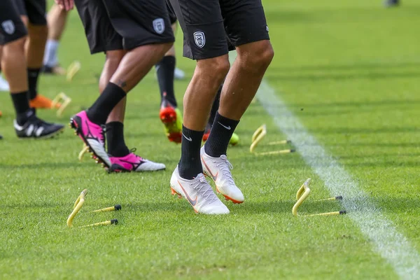 I piedi dei giocatori PAOK e le attrezzature di allenamento di calcio durante — Foto Stock