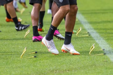 Paok oyuncularının ayakları ve futbol antrenman ekipmanları 