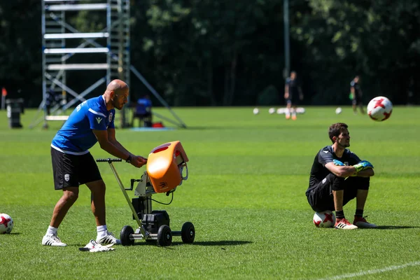 Paok kaleci koçu trai sırasında fırlatma makinesini besliyor.
