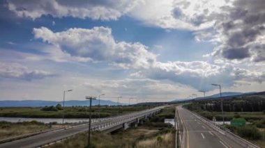Yunanistan 'ın kuzeyinde ulusal karayolunun (Egnatia Odos) zaman aşımı. Mavi gökyüzünde yuvarlanan beyaz bulutlar