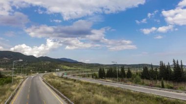 Yunanistan 'ın kuzeyinde ulusal karayolunun (Egnatia Odos) zaman aşımı. Mavi gökyüzünde yuvarlanan beyaz bulutlar
