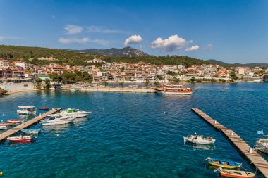Yunanistan 'ın Chalkidiki kentindeki Sithonia yarımadasındaki Neos Marmaras' ın hava manzarası