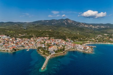 Yunanistan 'ın Chalkidiki kentindeki Sithonia yarımadasındaki Neos Marmaras' ın hava manzarası