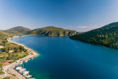 Yunanistan 'ın Chalkidiki kentindeki Sithonia yarımadasındaki Porto Koufo' nun hava manzarası. Porto Koufo Yunanistan 'ın en büyük doğal limanıdır.
