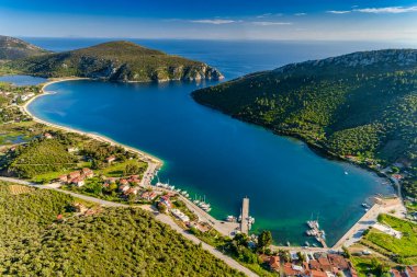 Yunanistan 'ın Chalkidiki kentindeki Sithonia yarımadasındaki Porto Koufo' nun hava manzarası. Porto Koufo Yunanistan 'ın en büyük doğal limanıdır.