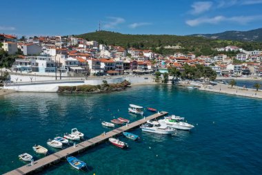 Yunanistan 'ın Chalkidiki kentindeki Sithonia yarımadasındaki Neos Marmaras' ın hava manzarası
