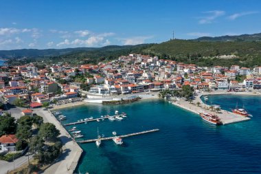 Yunanistan 'ın Chalkidiki kentindeki Sithonia yarımadasındaki Neos Marmaras' ın hava manzarası