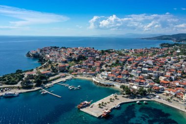 Yunanistan 'ın Chalkidiki kentindeki Sithonia yarımadasındaki Neos Marmaras' ın hava manzarası