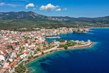 Yunanistan 'ın Chalkidiki kentindeki Sithonia yarımadasındaki Neos Marmaras' ın hava manzarası