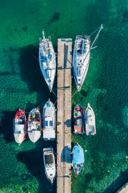 Yunanistan 'ın Chalkidiki kentindeki Sithonia yarımadasındaki Porto Koufo' da geleneksel balıkçılık ve yelkenli teknelerinin hava manzarası.