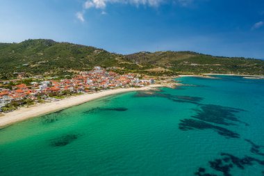 Yunanistan 'ın Chalkidiki kentindeki Sithonia yarımadasındaki Sarti köyünün hava manzarası
