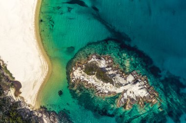 Yunanistan 'ın Chalkidiki kentindeki Sithonia yarımadasındaki Kalamitsi plajının hava manzarası