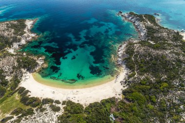 Yunanistan 'ın Chalkidiki kentindeki Sithonia yarımadasındaki Kalamitsi plajının hava manzarası