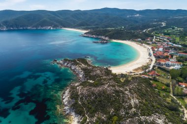 Sithonia yarımadasındaki Kalamitsi sahilinin havadan görünüşü, Chalkidiki, Greec
