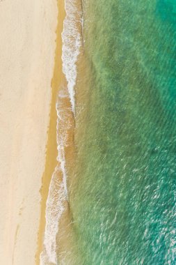 Yunanistan 'ın Chalkidiki kentindeki Sithonia yarımadasındaki Lagomandra plajının havadan görünüşü. Kumsal ve dalgalar yukarıdan görünüyor. Turkuaz su arka planı. Havadan gelen yaz deniz manzarası