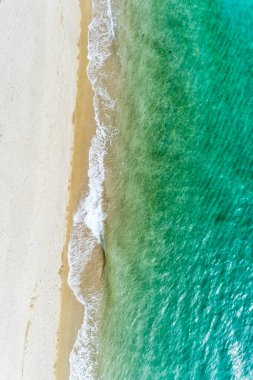 Yunanistan 'ın Chalkidiki kentindeki Sithonia yarımadasındaki Lagomandra plajının havadan görünüşü. Kumsal ve dalgalar yukarıdan görünüyor. Turkuaz su arka planı. Havadan gelen yaz deniz manzarası