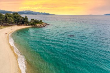 Yunanistan 'ın Chalkidiki kentindeki Sithonia yarımadasındaki Lagomandra plajının havadan görünüşü. Kumsal ve dalgalar yukarıdan görünüyor. Turkuaz su arka planı. Havadan gelen yaz deniz manzarası