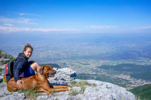 Flicka Med Rhodesian Ridgeback Hund Bergen Sommarhumör Reser Med Ett — Stockfoto