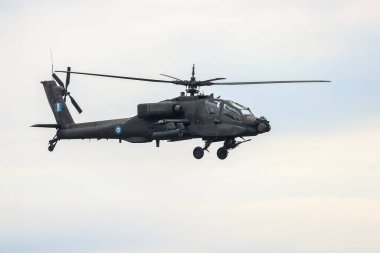 Askos, Yunanistan - 14 Şubat 2020: AH-64 Apache Helikopteri, Yunan, Amerikan Ordusu ve 6 ülke arasındaki uluslararası bir askeri tatbikata gerçek ateşle katıldı.