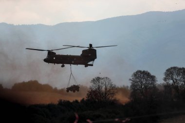 Askos, Yunanistan - 14 Şubat 2020: CH-47 Chinook, Yunan, ABD Ordusu ve 6 ülke arasında gerçek ateşle (Golden Fleece -20) düzenlenen uluslararası askeri tatbikata katıldı
