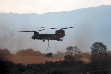 Askos, Yunanistan - 14 Şubat 2020: CH-47 Chinook, Yunan, ABD Ordusu ve 6 ülke arasında gerçek ateşle (Golden Fleece -20) düzenlenen uluslararası askeri tatbikata katıldı