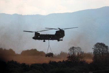 Askos, Yunanistan - 14 Şubat 2020: CH-47 Chinook, Yunan, ABD Ordusu ve 6 ülke arasında gerçek ateşle (Golden Fleece -20) düzenlenen uluslararası askeri tatbikata katıldı