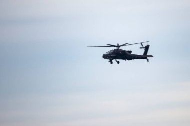 Askos, Yunanistan - 14 Şubat 2020: AH-64 Apache Helikopteri, Yunan, Amerikan Ordusu ve 6 ülke arasındaki uluslararası bir askeri tatbikata gerçek ateşle katıldı.