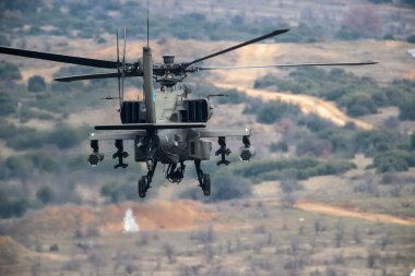 Kilkis, Yunanistan - 25 Şubat 2020: Traktördeki bir çiftçinin Kuzey Yunanistan 'daki Kilkis' in verimli tarım arazilerinde tarla tohumu ekerken, tarım ekerken hava aracı görüntüsü