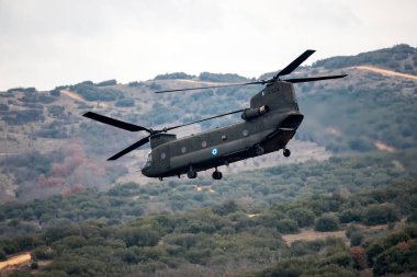 Askos, Yunanistan - 14 Şubat 2020: CH-47 Chinook, Yunan, ABD Ordusu ve 6 ülke arasında gerçek ateşle (Golden Fleece -20) düzenlenen uluslararası askeri tatbikata katıldı