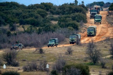 Askos, Yunanistan - 14 Şubat 2020: Askeri araçlar, Yunan, Amerikan Ordusu ve 6 ülke arasında gerçek ateşle (Golden Fleece -20) uluslararası askeri tatbikata katıldı
