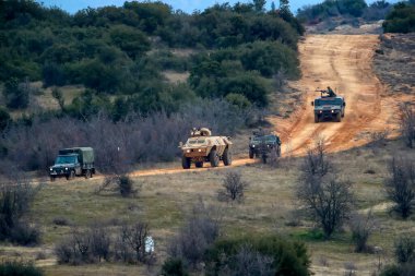 Askos, Yunanistan - 14 Şubat 2020: Askeri araçlar, Yunan, Amerikan Ordusu ve 6 ülke arasında gerçek ateşle (Golden Fleece -20) uluslararası askeri tatbikata katıldı
