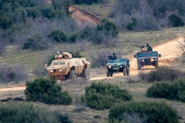 Askos, Yunanistan - 14 Şubat 2020: Askeri araçlar, Yunan, Amerikan Ordusu ve 6 ülke arasında gerçek ateşle (Golden Fleece -20) uluslararası askeri tatbikata katıldı