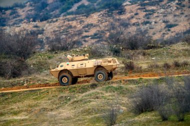 Askos, Yunanistan - 14 Şubat 2020: Askeri personel taşıma araçları, Yunan, Amerikan Ordusu ve 6 ülke arasında gerçek ateşle (Golden Fleece -20) uluslararası askeri tatbikata katıldı