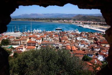 Yunanistan 'ın Peloponnese kentindeki Argolic Körfezi' nin kuzey ucundaki yamaçları genişletmiş Nafplio kentinin manzarası