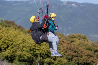 Drama, Yunanistan - 5 Mayıs 2020: Drama 'da Korylovos' un yanında paraşütle atlamak için popüler bölgede paraglider