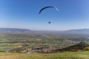 Tiyatroda Korylovos 'un yanında paraşütle atlamak için popüler bölgede paraglider