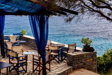 Pelion 'da geleneksel Yunan kafesi. Sahil kenarındaki kafe. masa ve sandalye