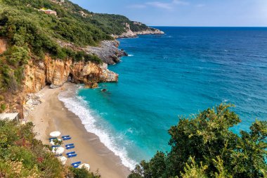 Yunanistan 'ın Pelion kentindeki Tsagarada' da Mylopotamos plajı.